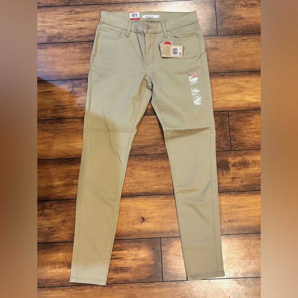 Levi's women’s super skinny Jeans in Tan. 29 waist